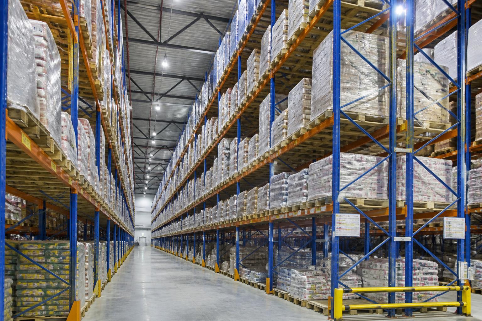 Racks à palettes installés en entrepôt logistique